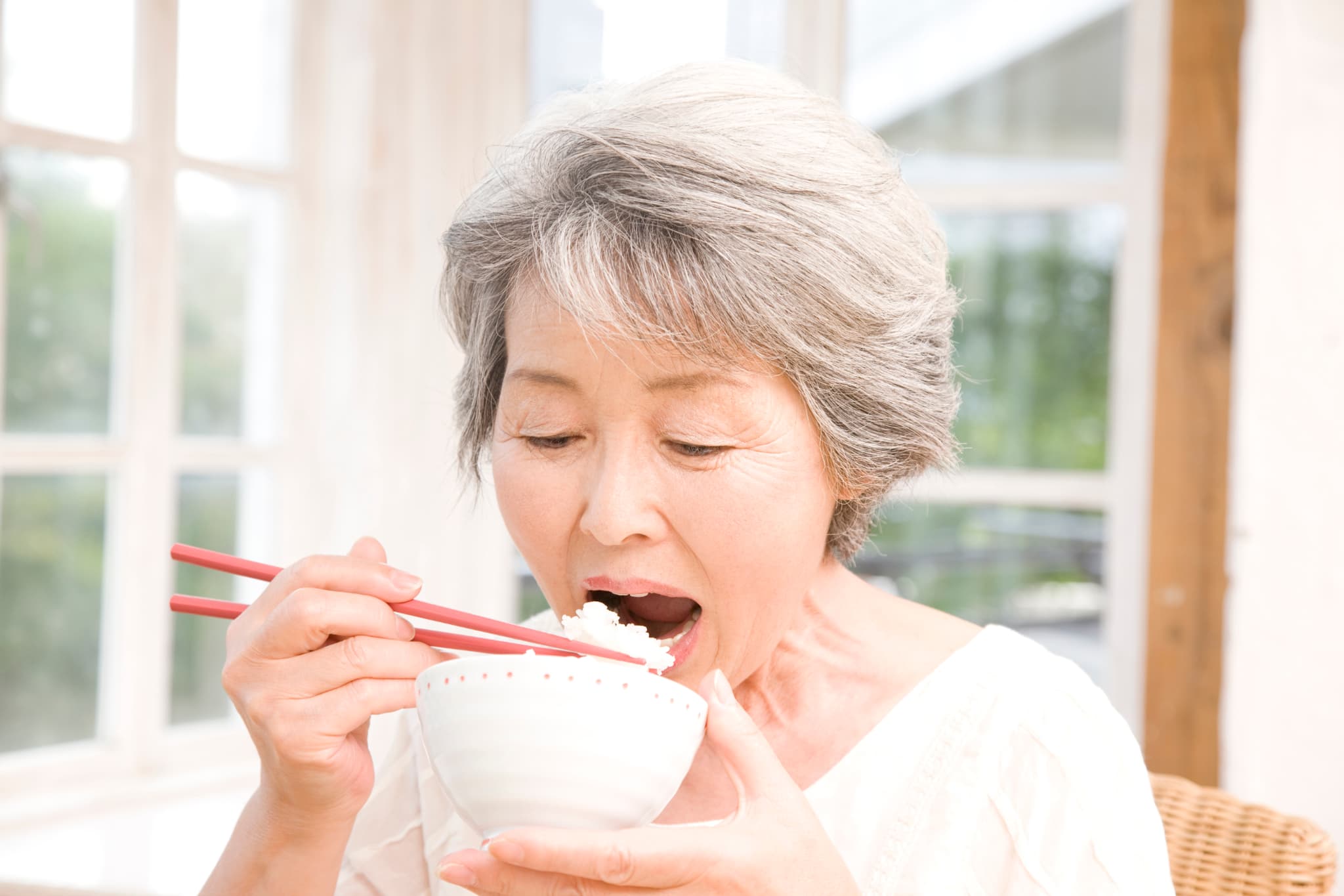 ごはんを食べる高齢女性