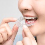 マウスピースを装着する女性