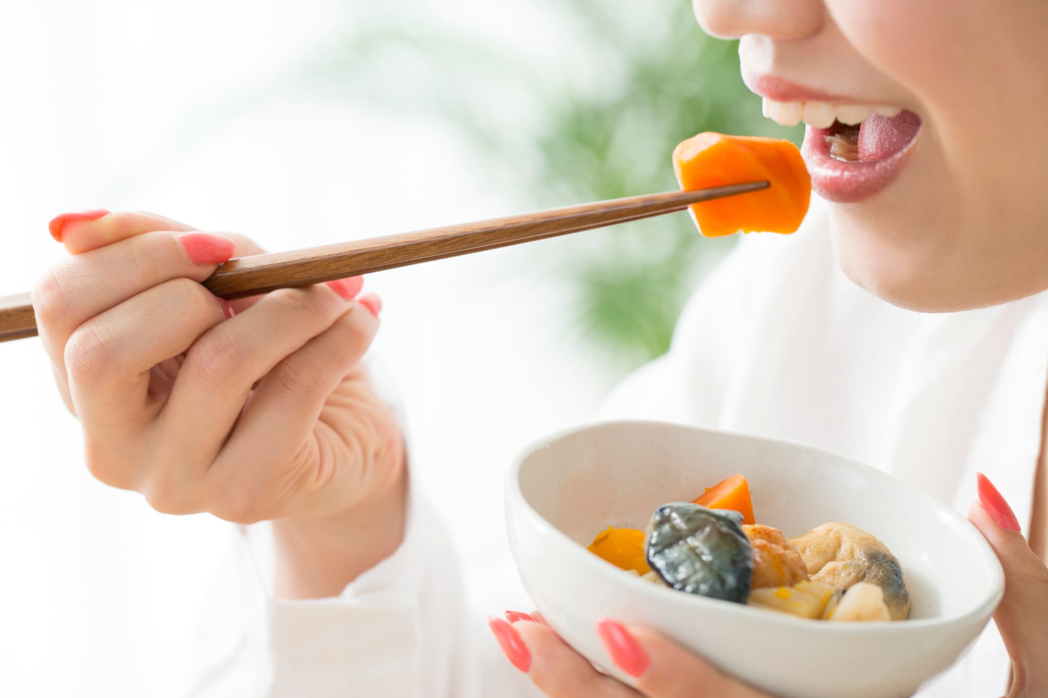 よく噛んで食事をする女性