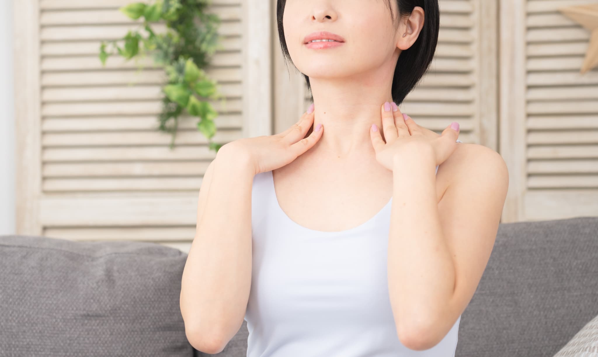 マッサージをして血流をよくする女性