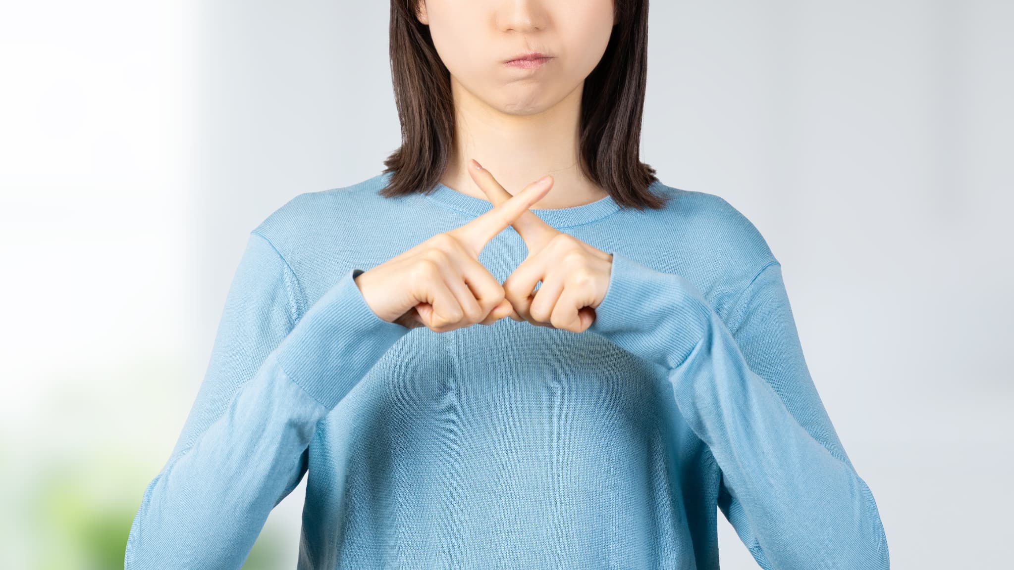 マウスピースの長期使用が良くないと伝える女性