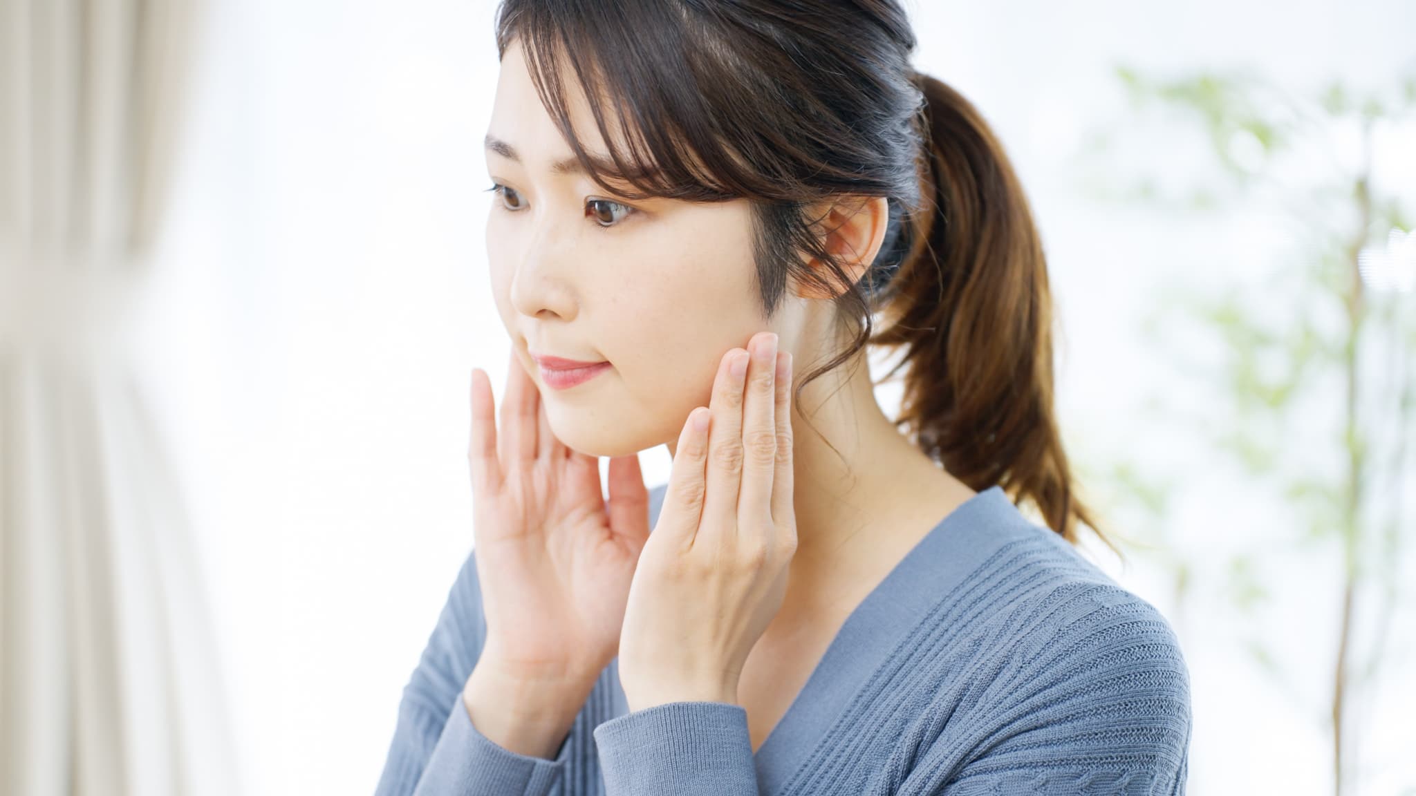 噛み合わせのチェックをする女性