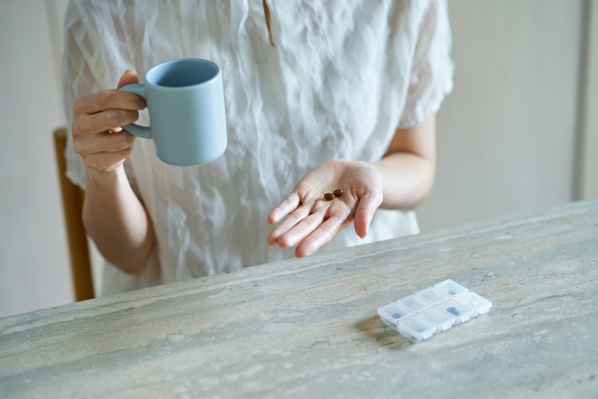 ホルモン補充の薬を飲む様子