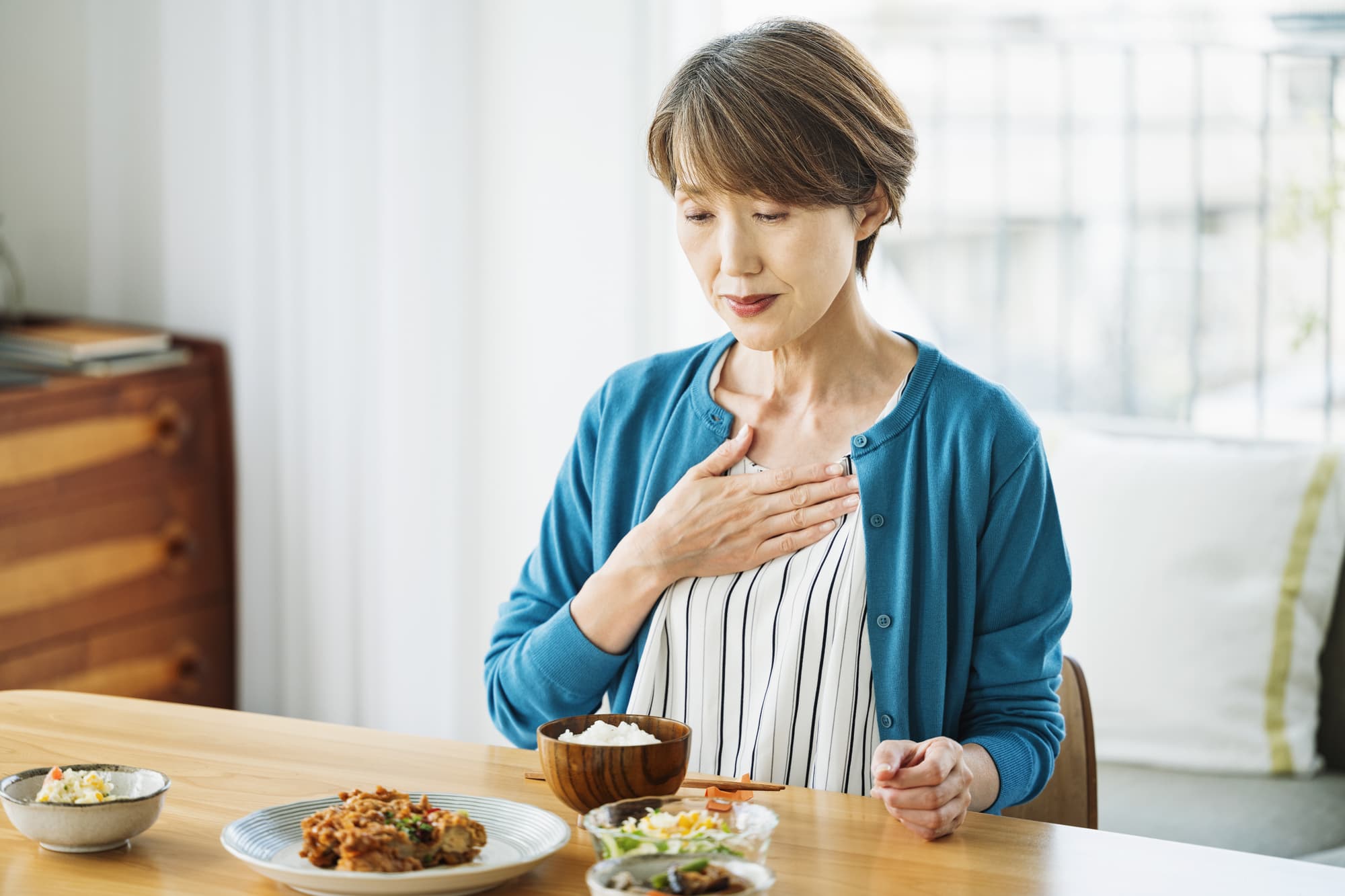 食欲が低下した女性