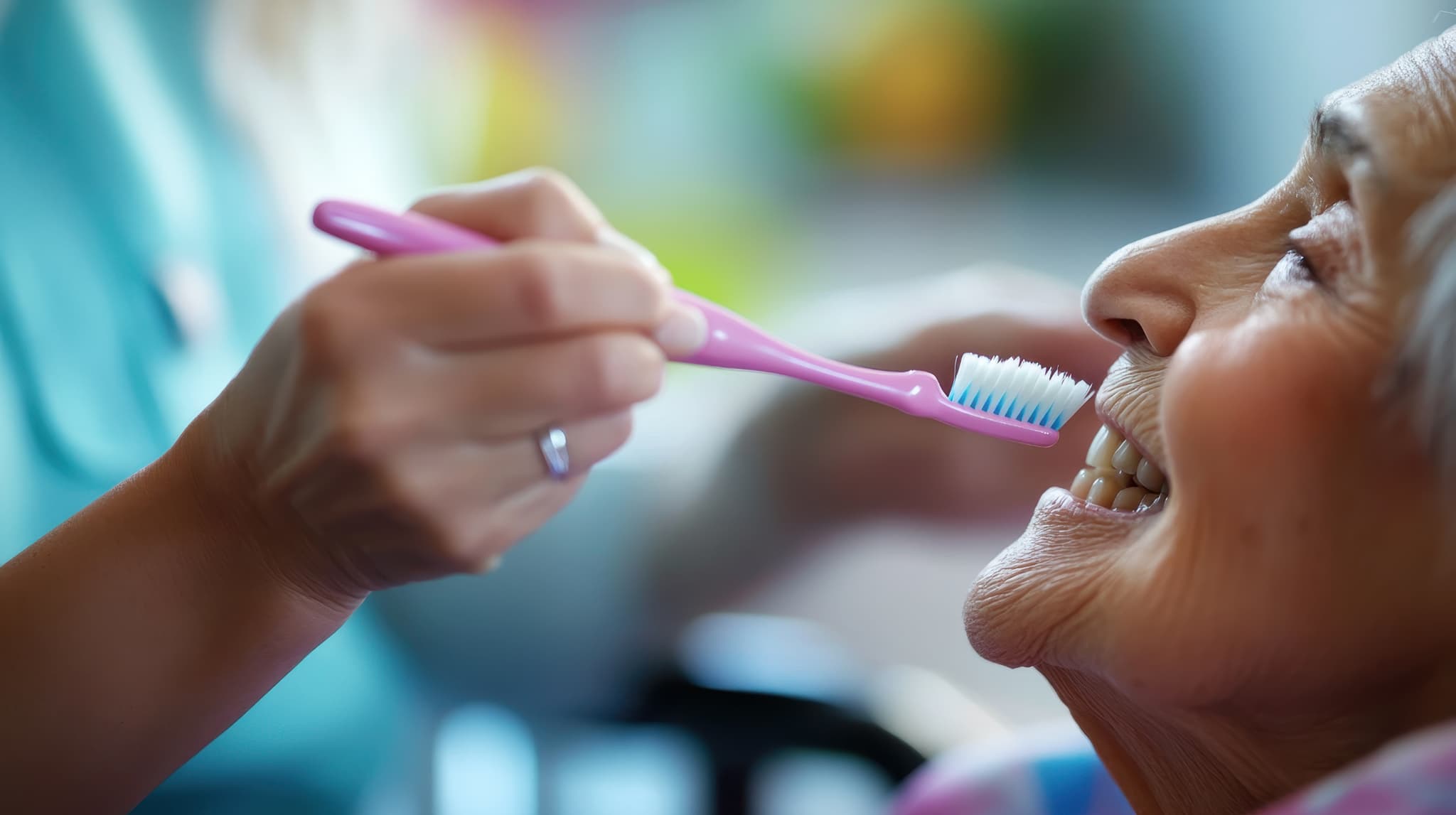 歯磨きをしてもらう高齢女性