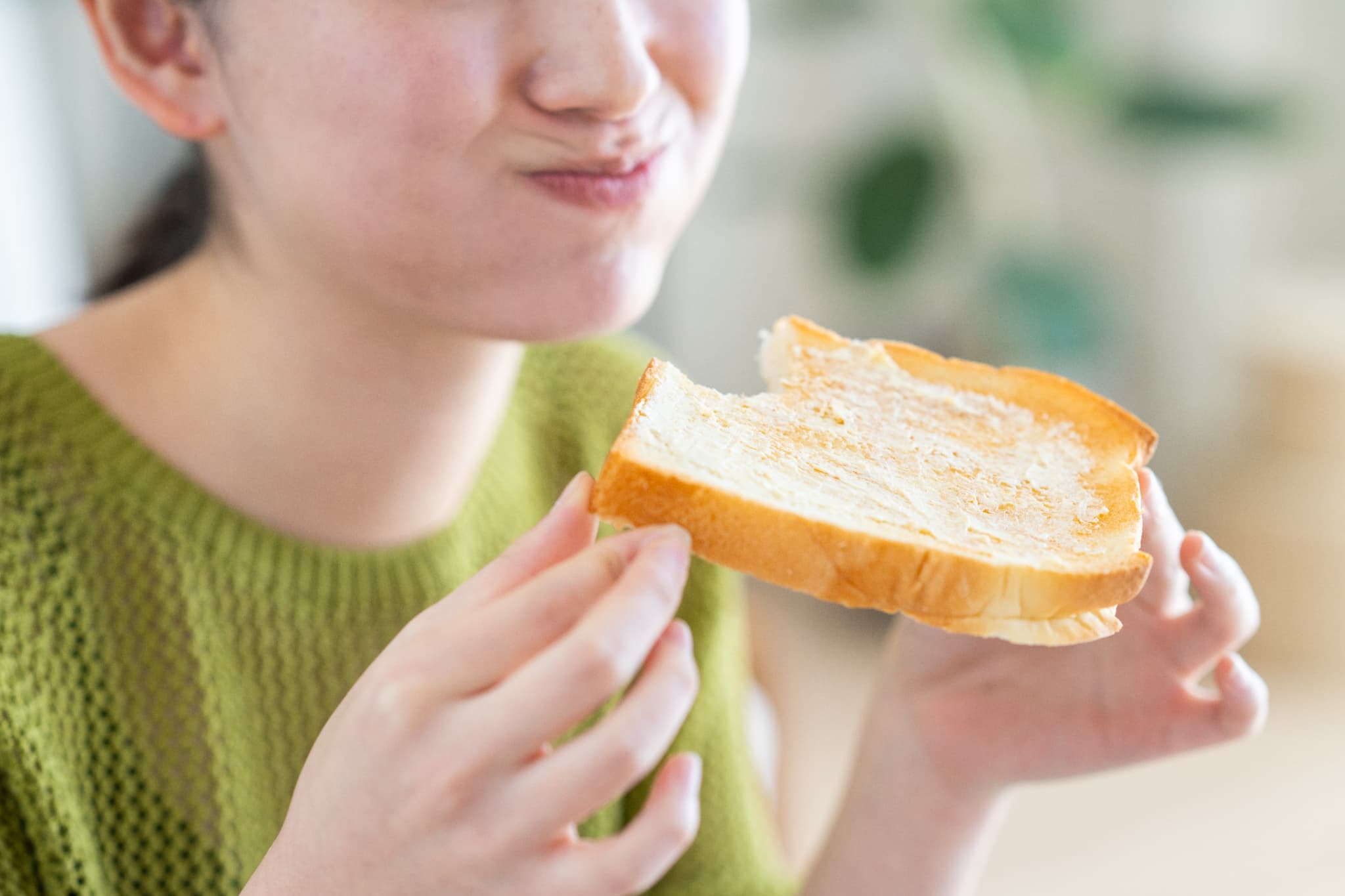 パンを食べる女性