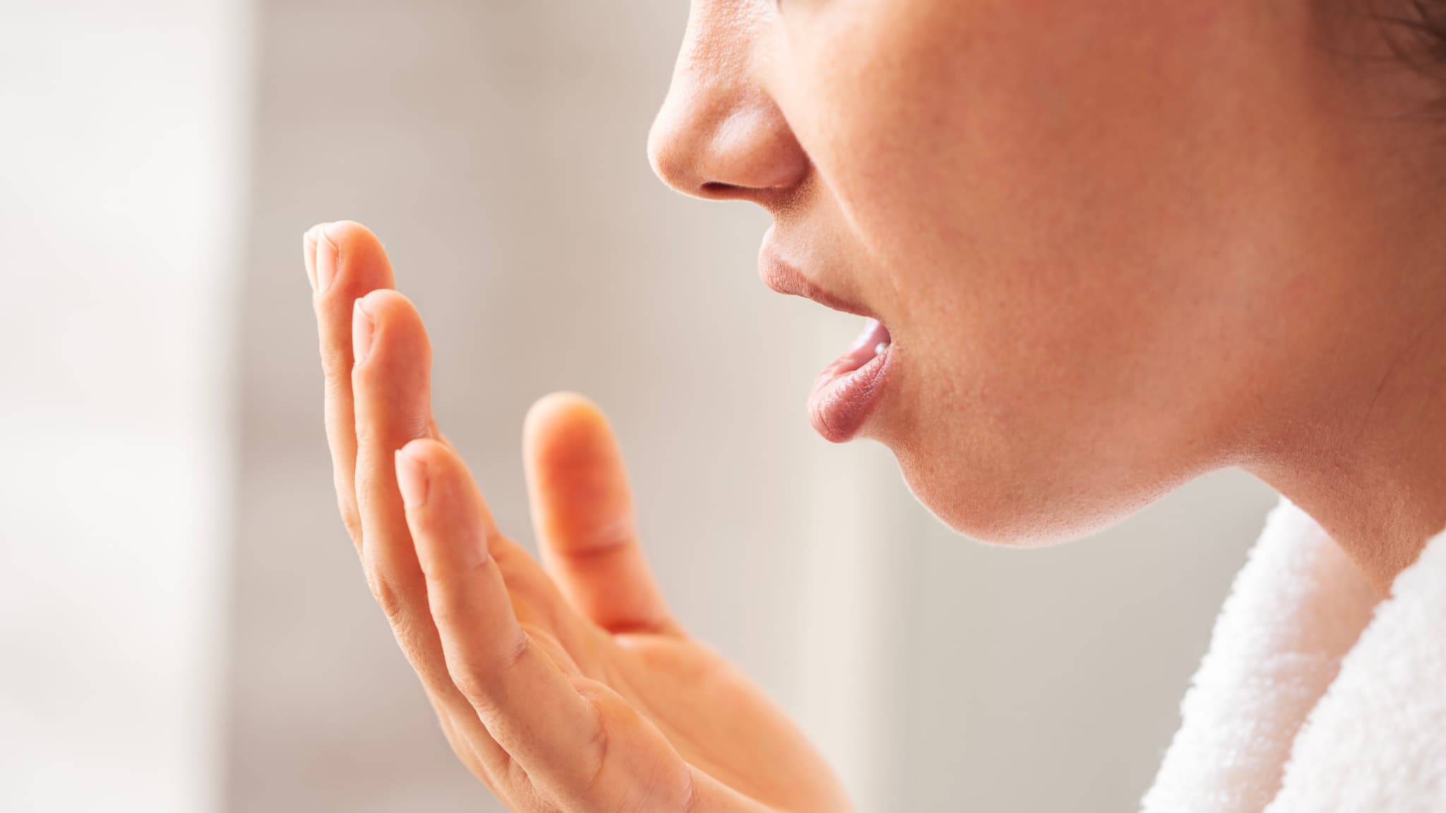 口臭が気になる女性