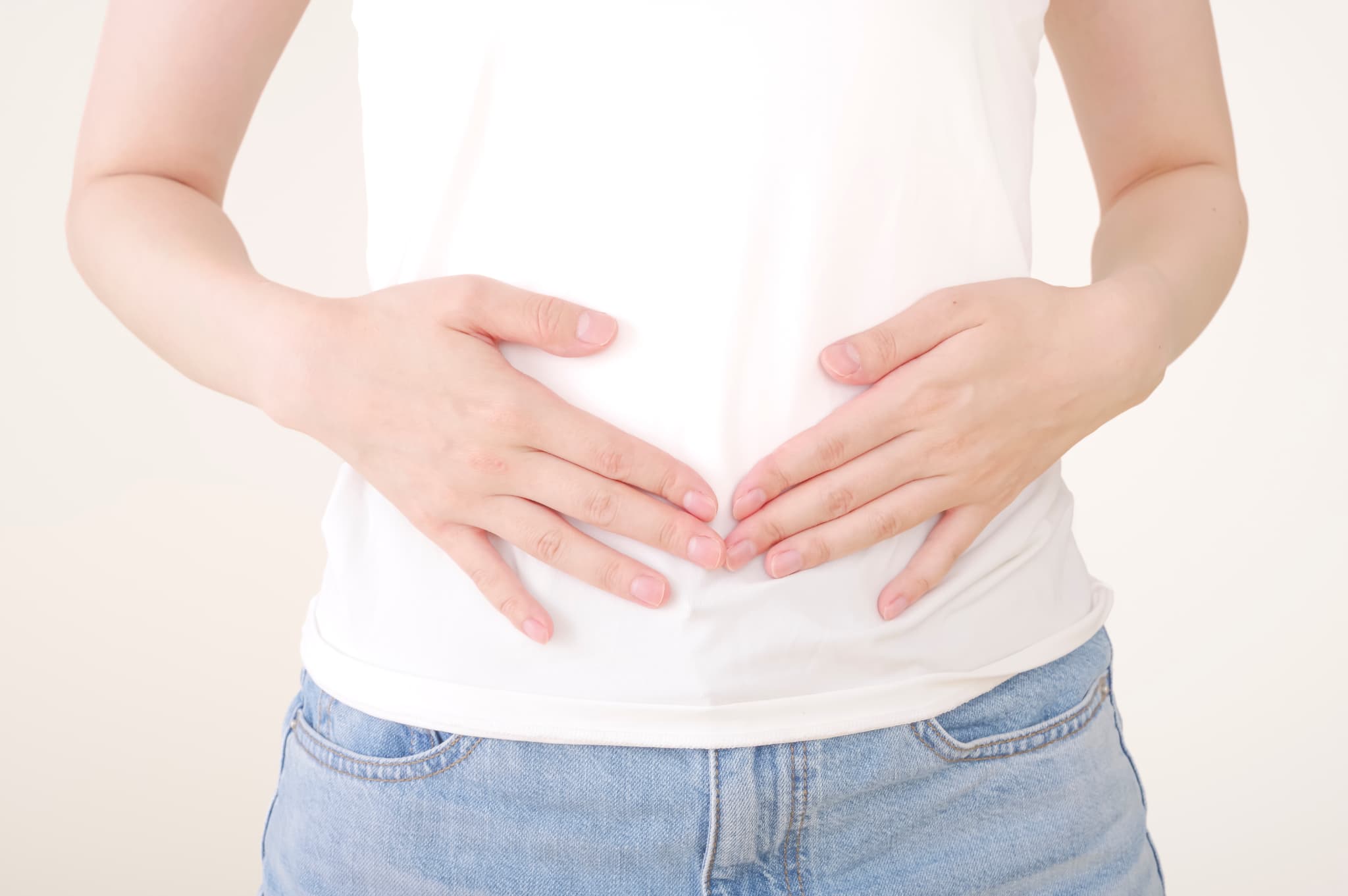 お腹を触る女性