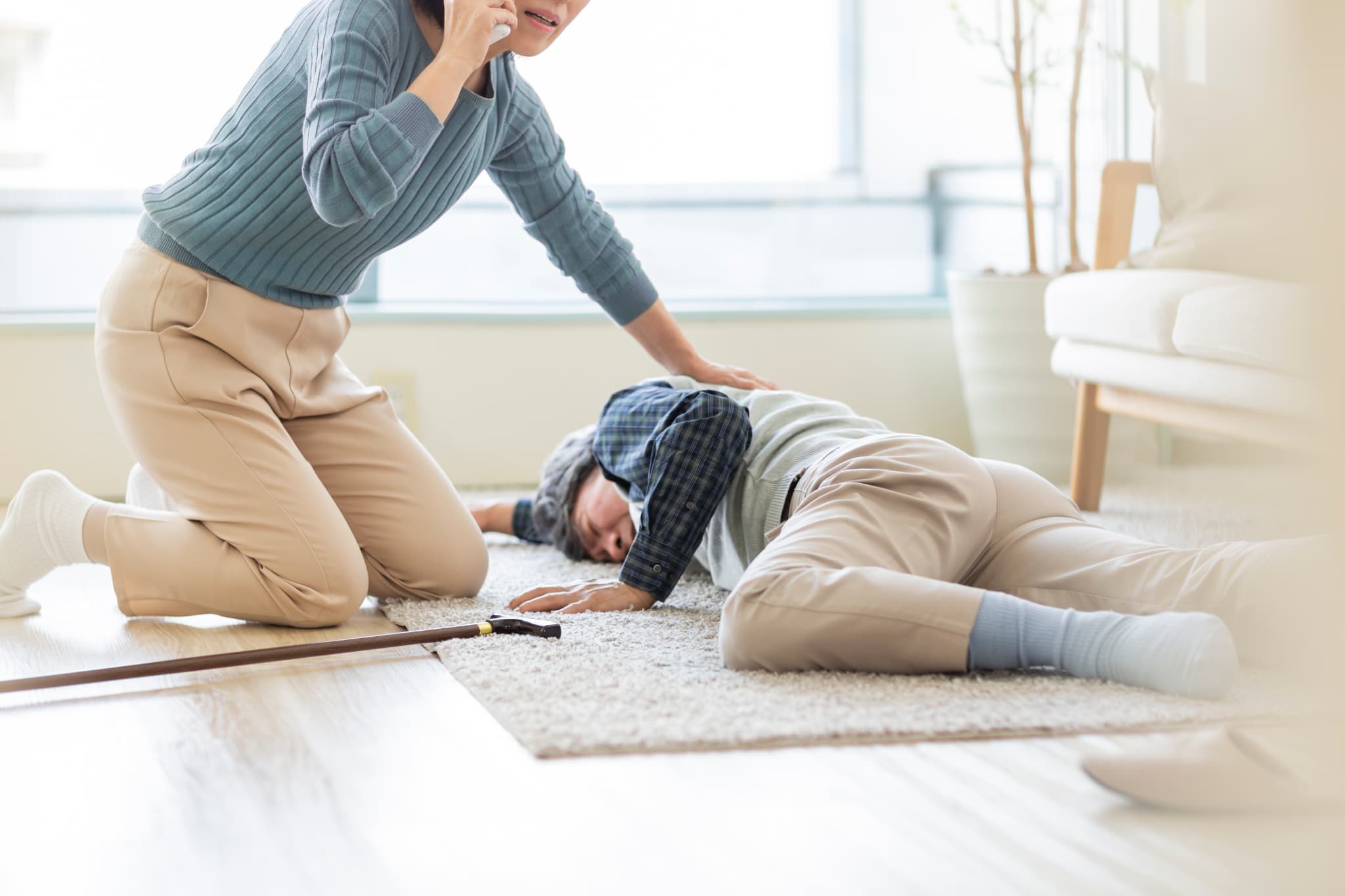 転倒した高齢男性