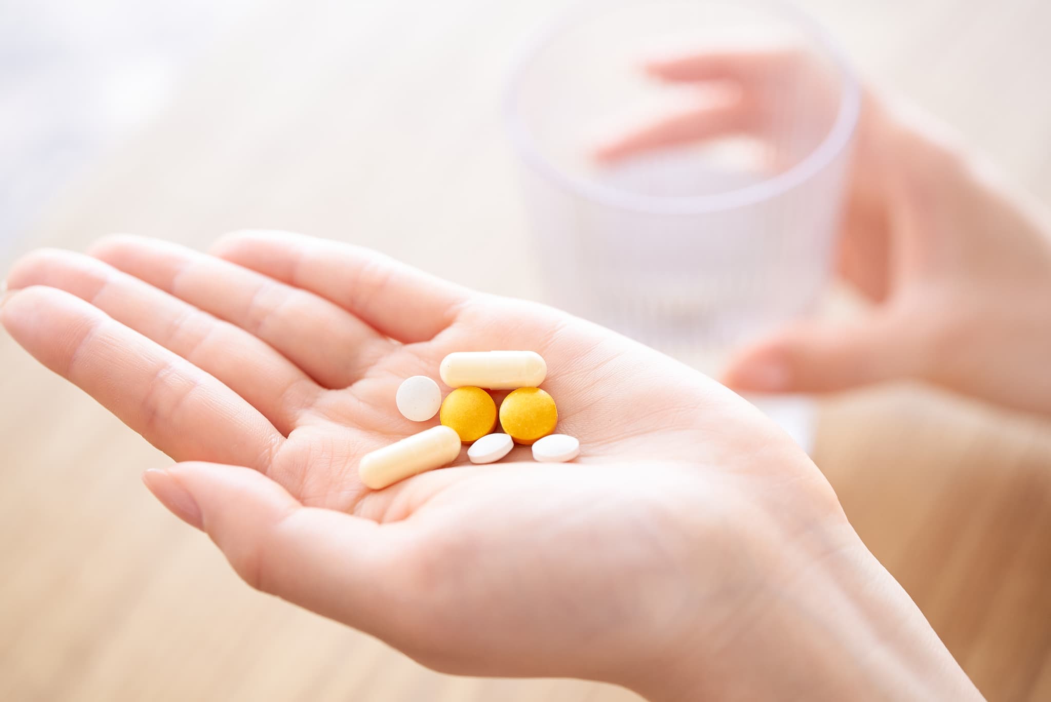 サプリメントを服用する様子