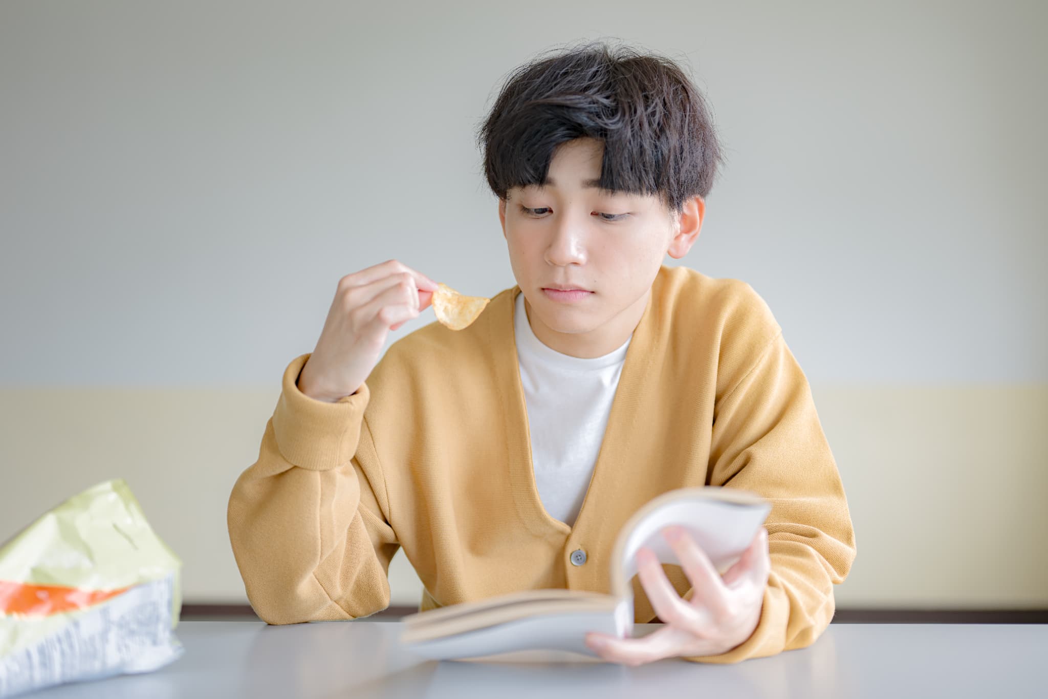 だらだら食べ続ける男性