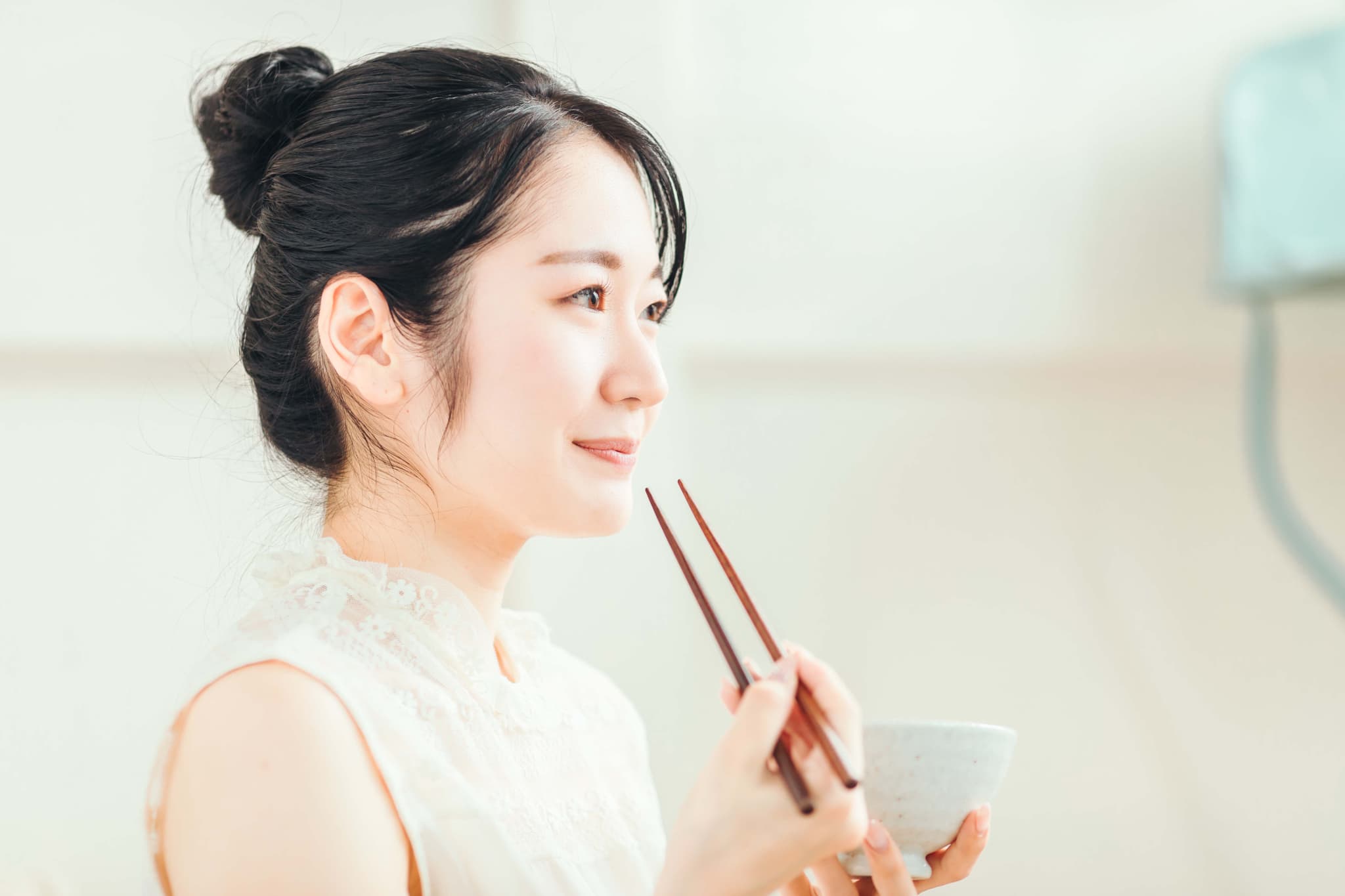 食事をする女性