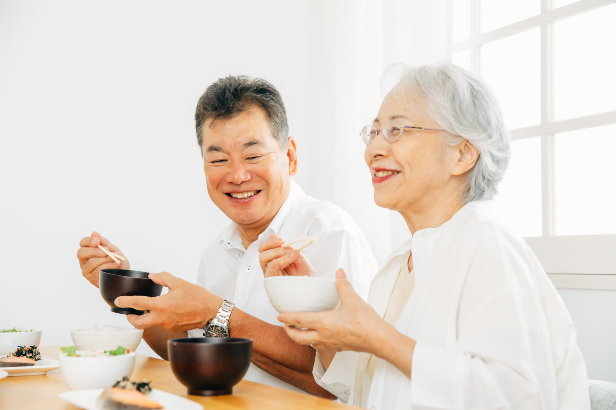 食事をする高齢夫婦