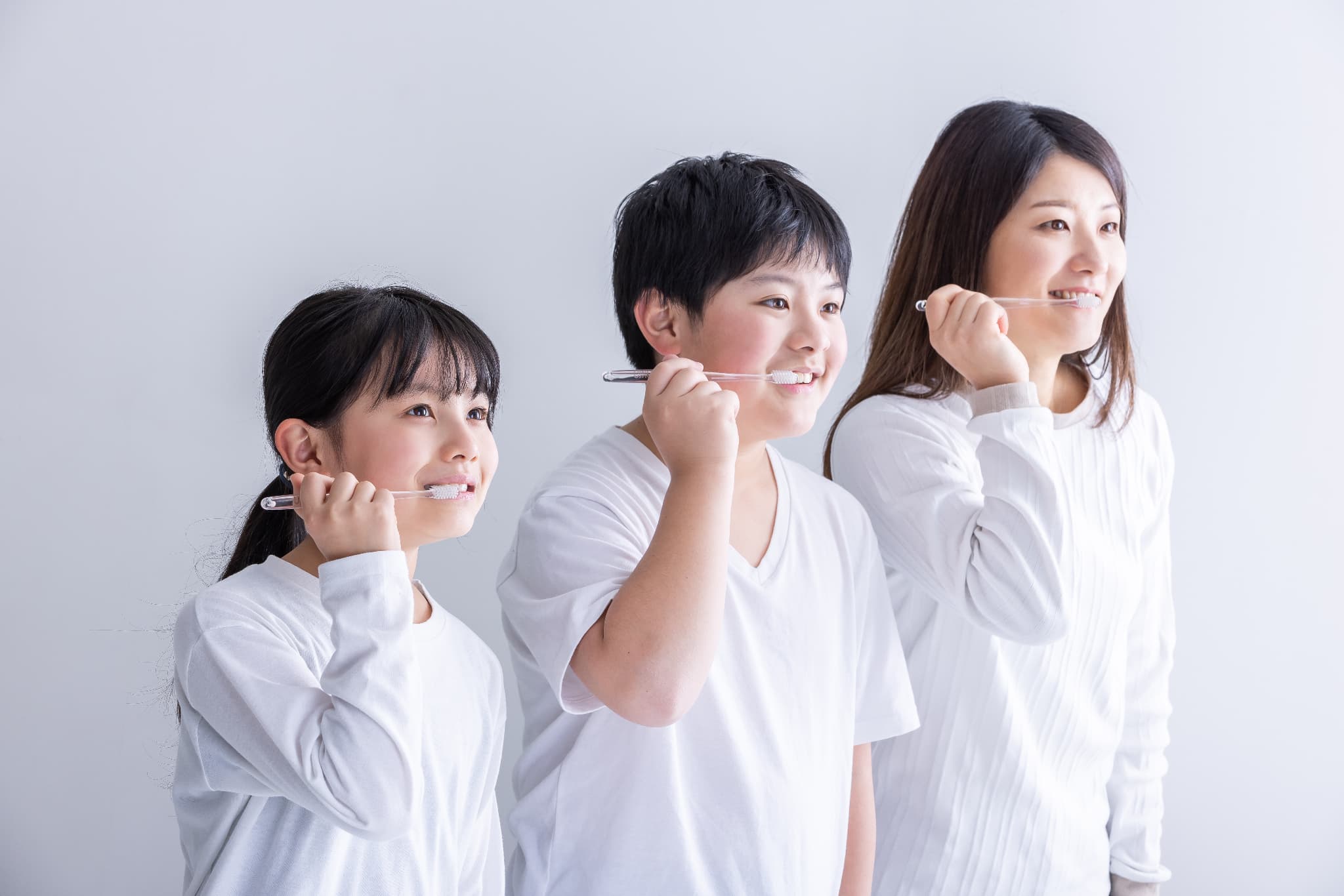 家族で歯磨きをする様子
