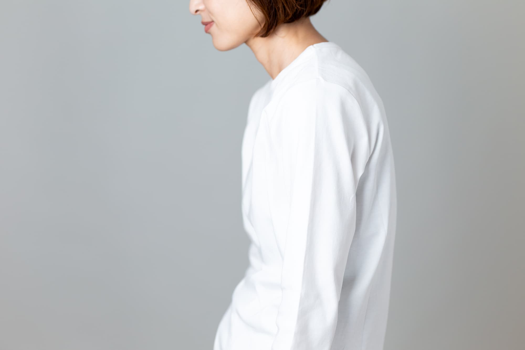 姿勢が悪い女性
