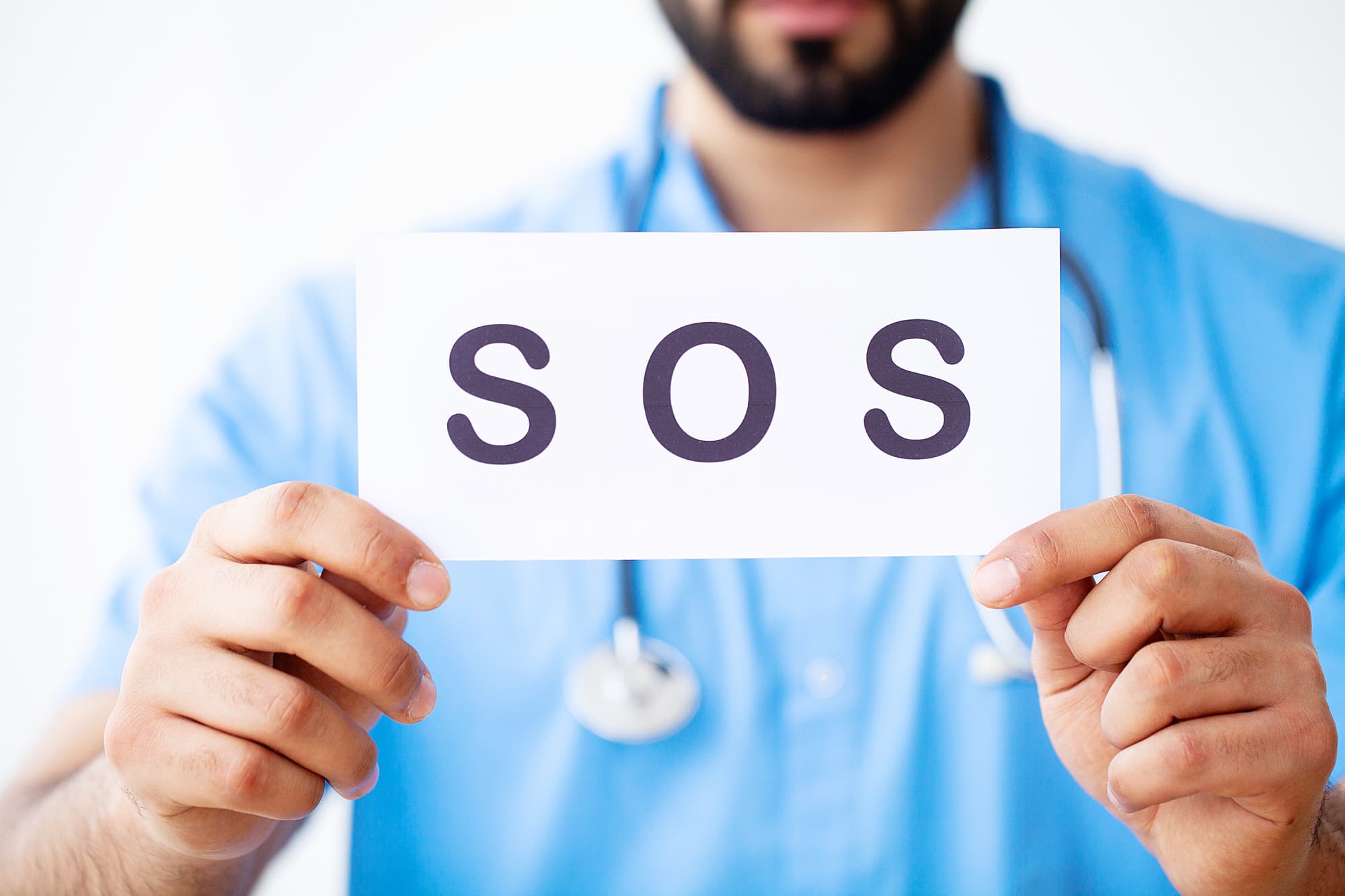 SOSサインを出す歯科医師