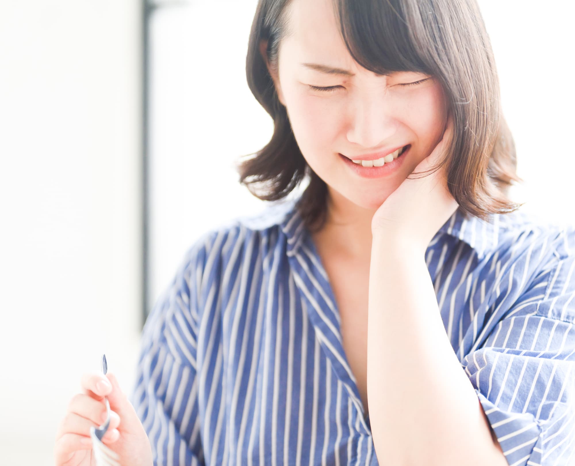 歯がしみる女性