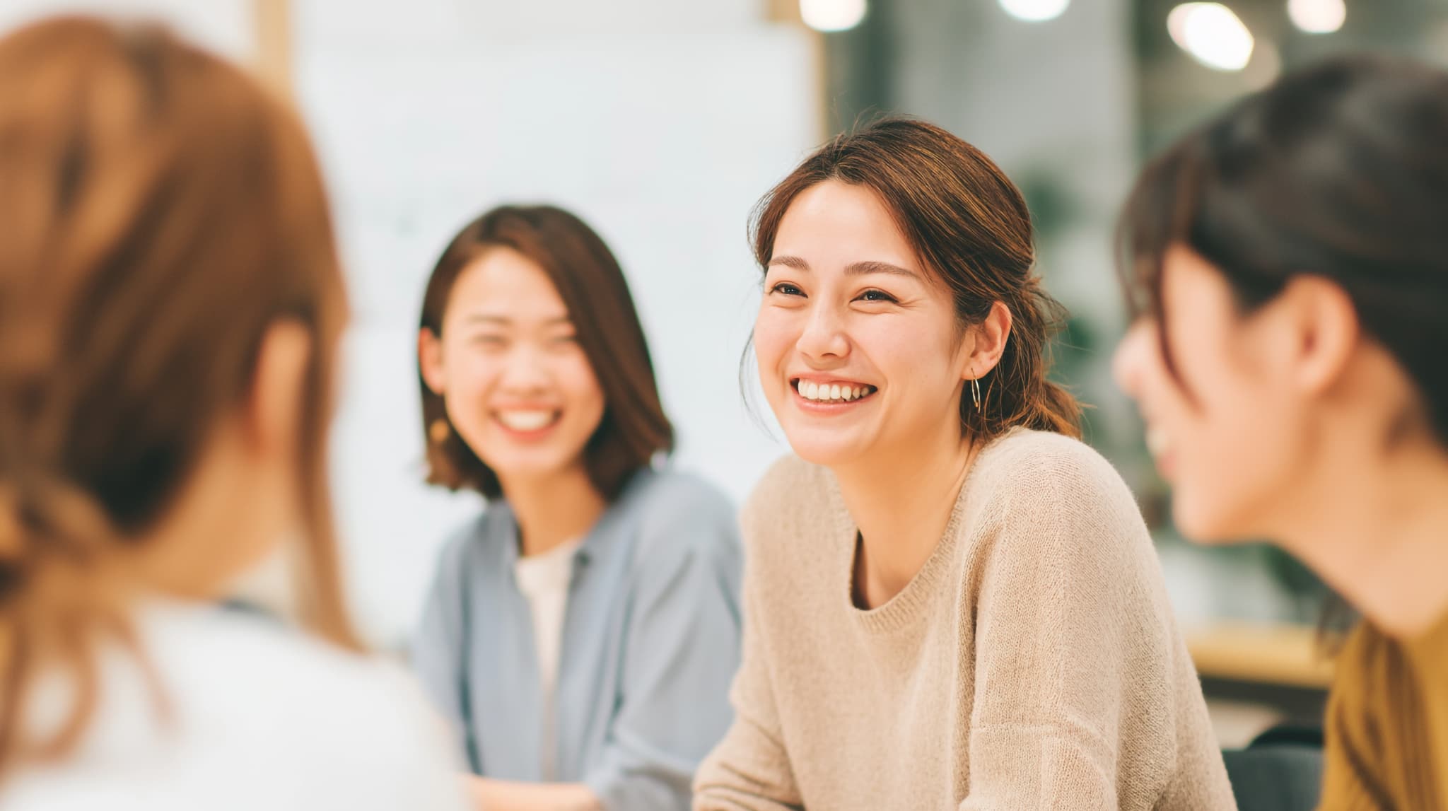 会話を楽しむ女性