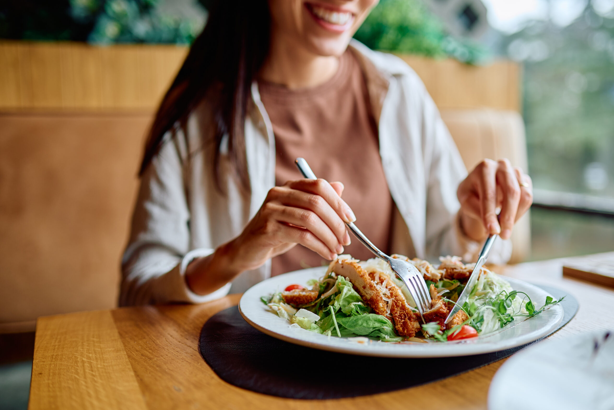 噛み合わせに気づかず食事をする女性