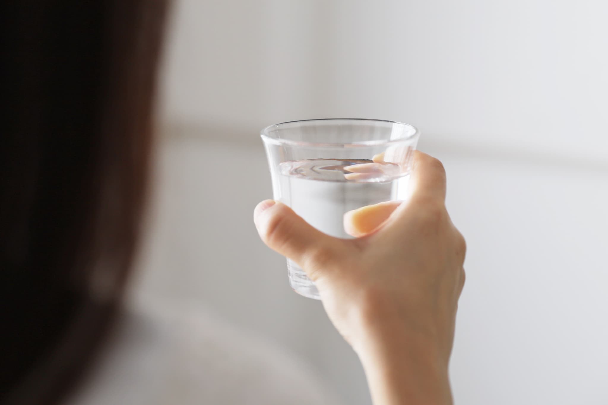 水分補給をする女性