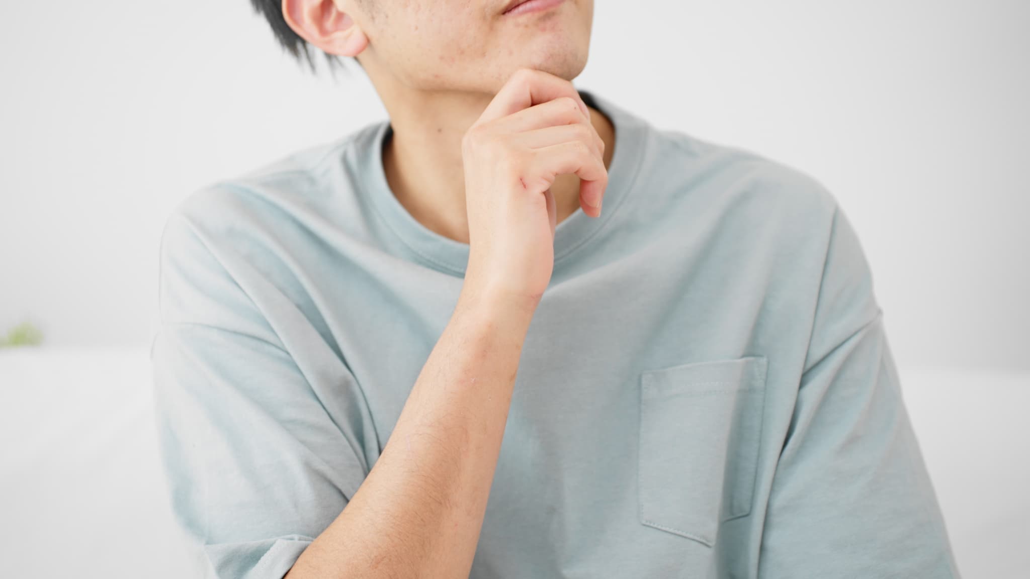 疑問を持つ男性