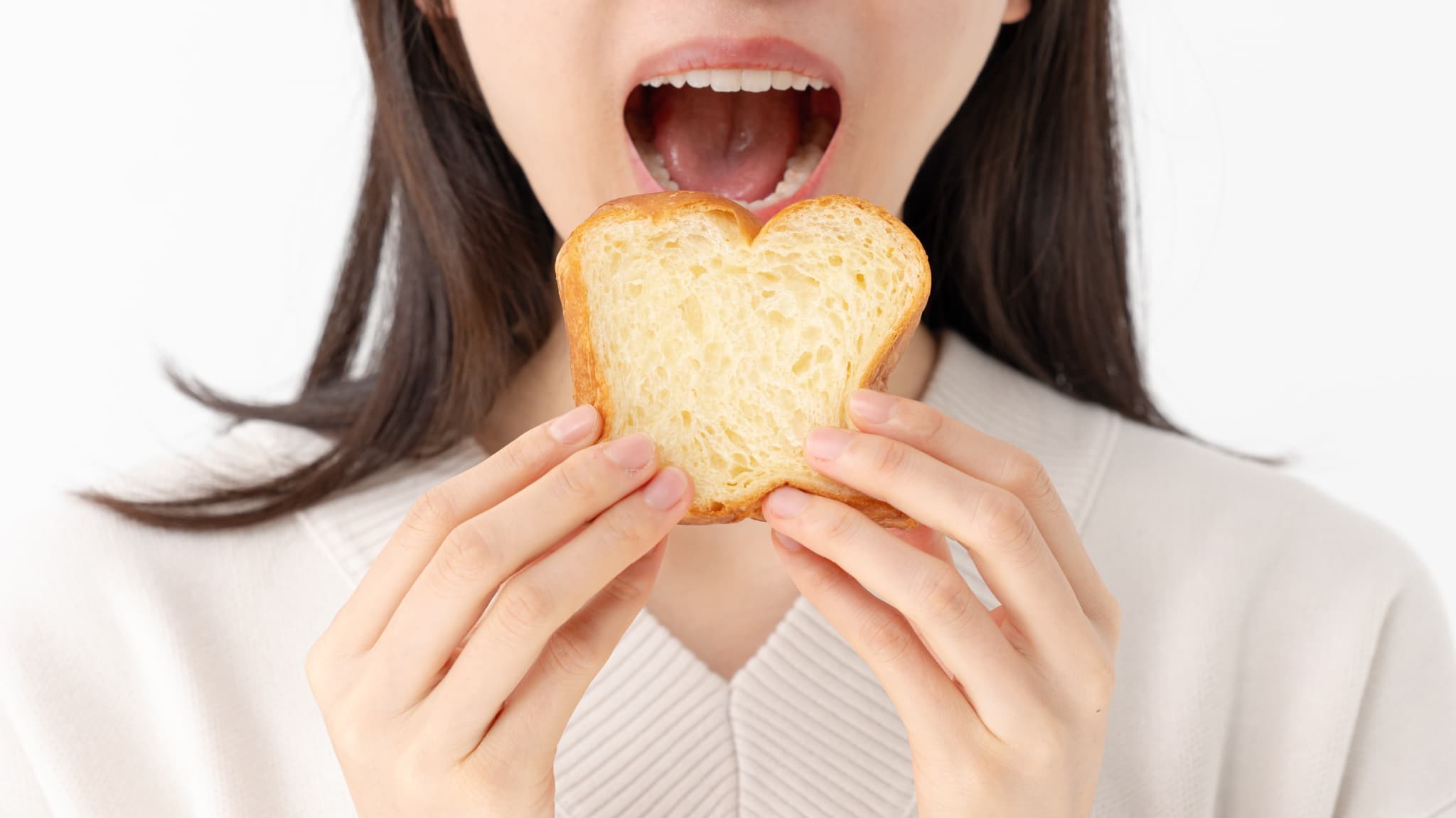 パンを食べる女性