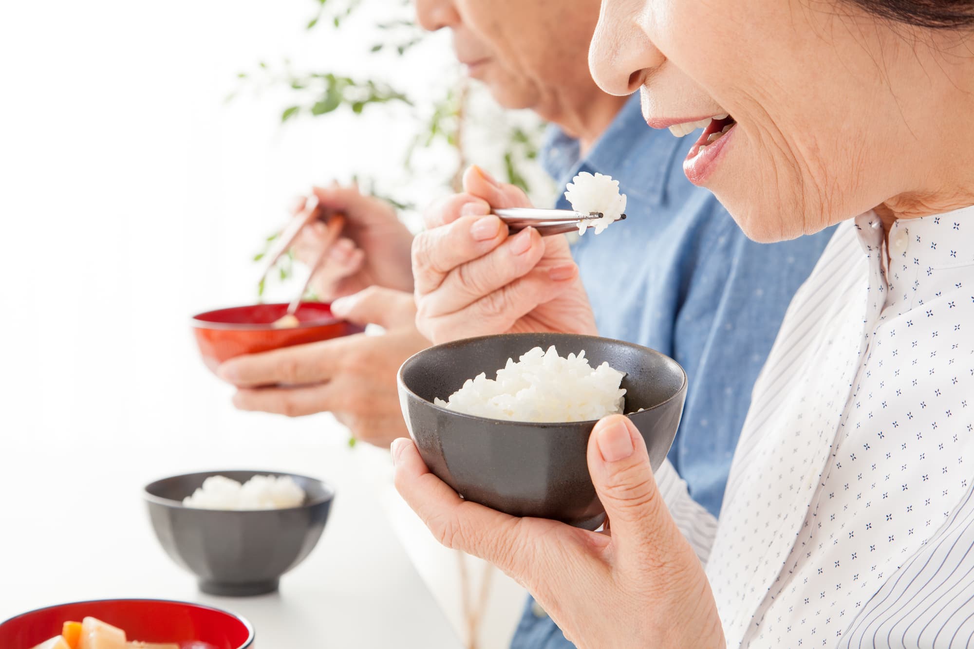 食事をする夫婦