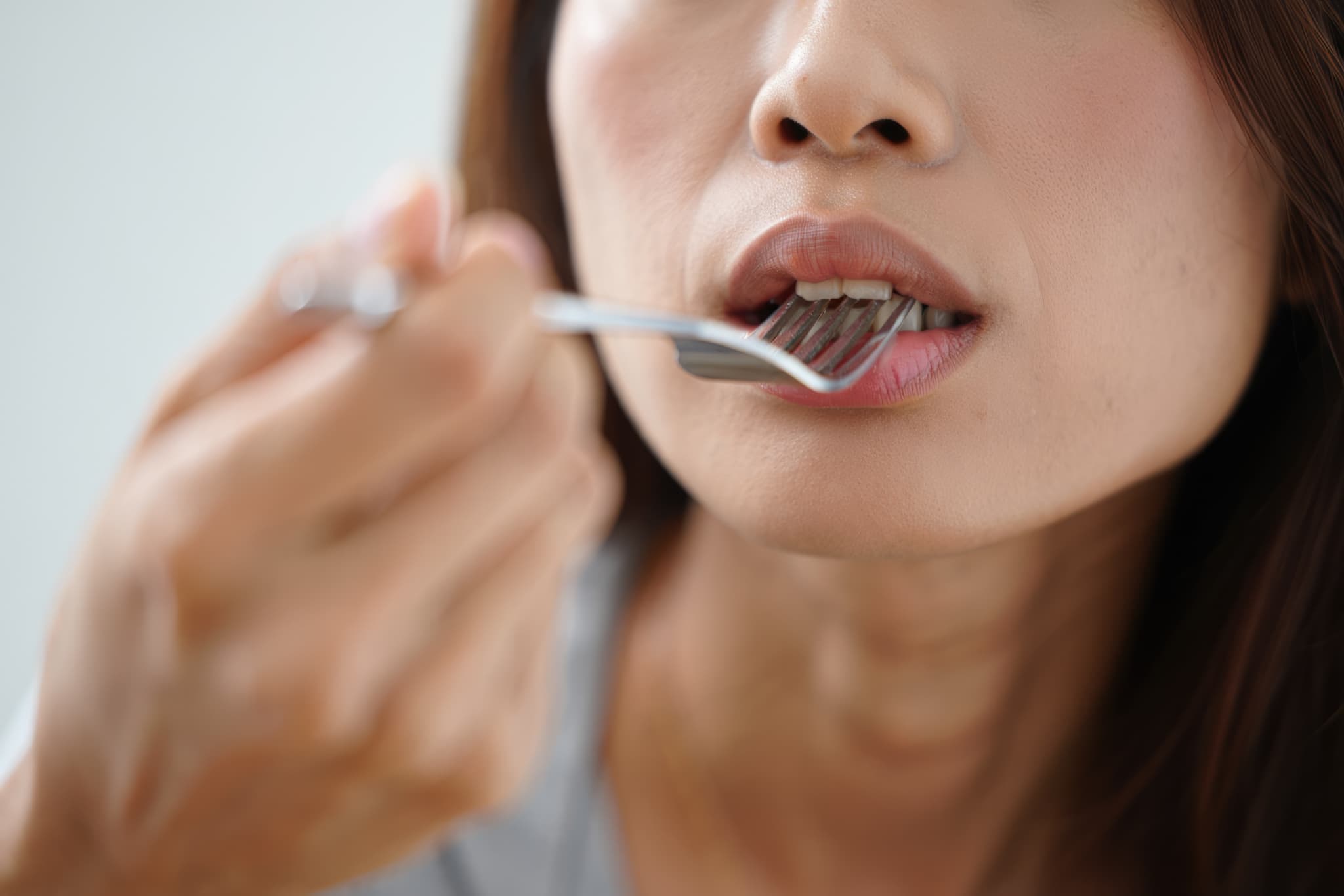 食事をする女性の口元