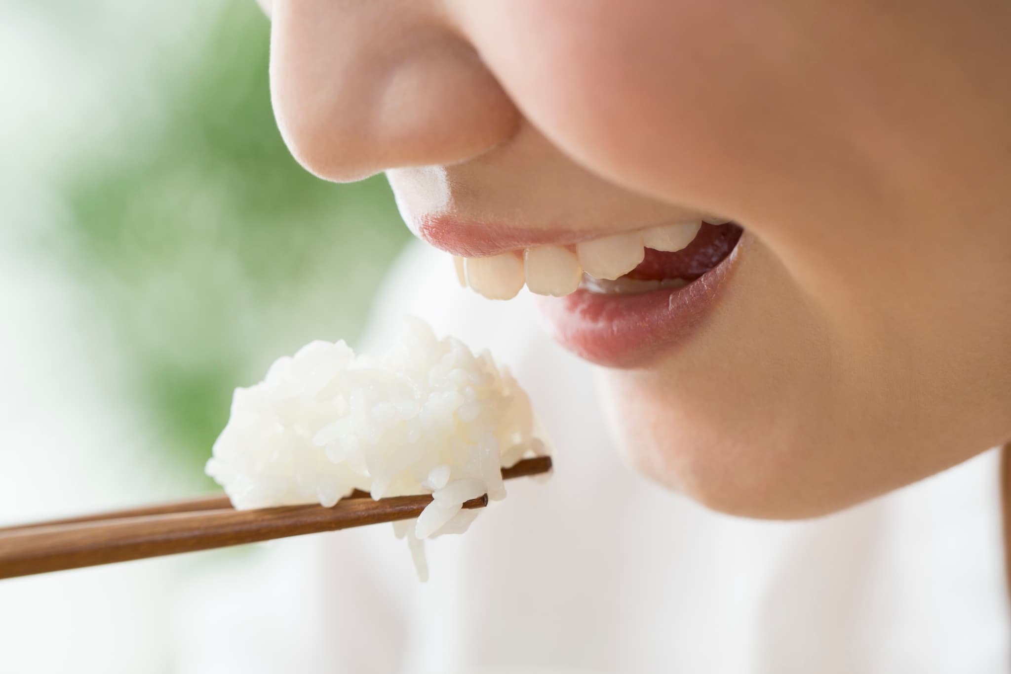 食事をする女性の口元
