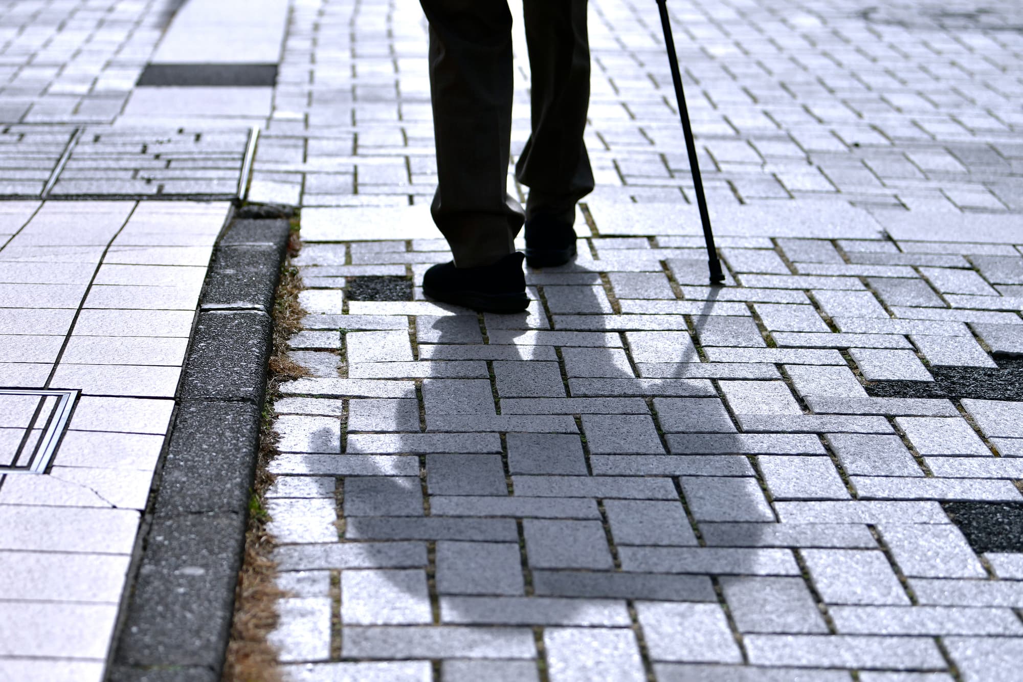 杖を持っている人が、バランスをとるのが困難な理由