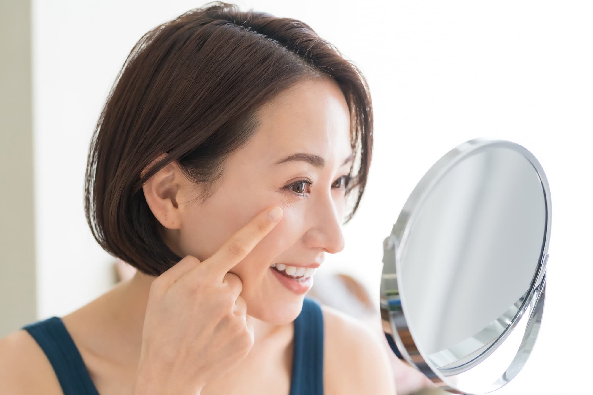 鏡で目を確認する女性
