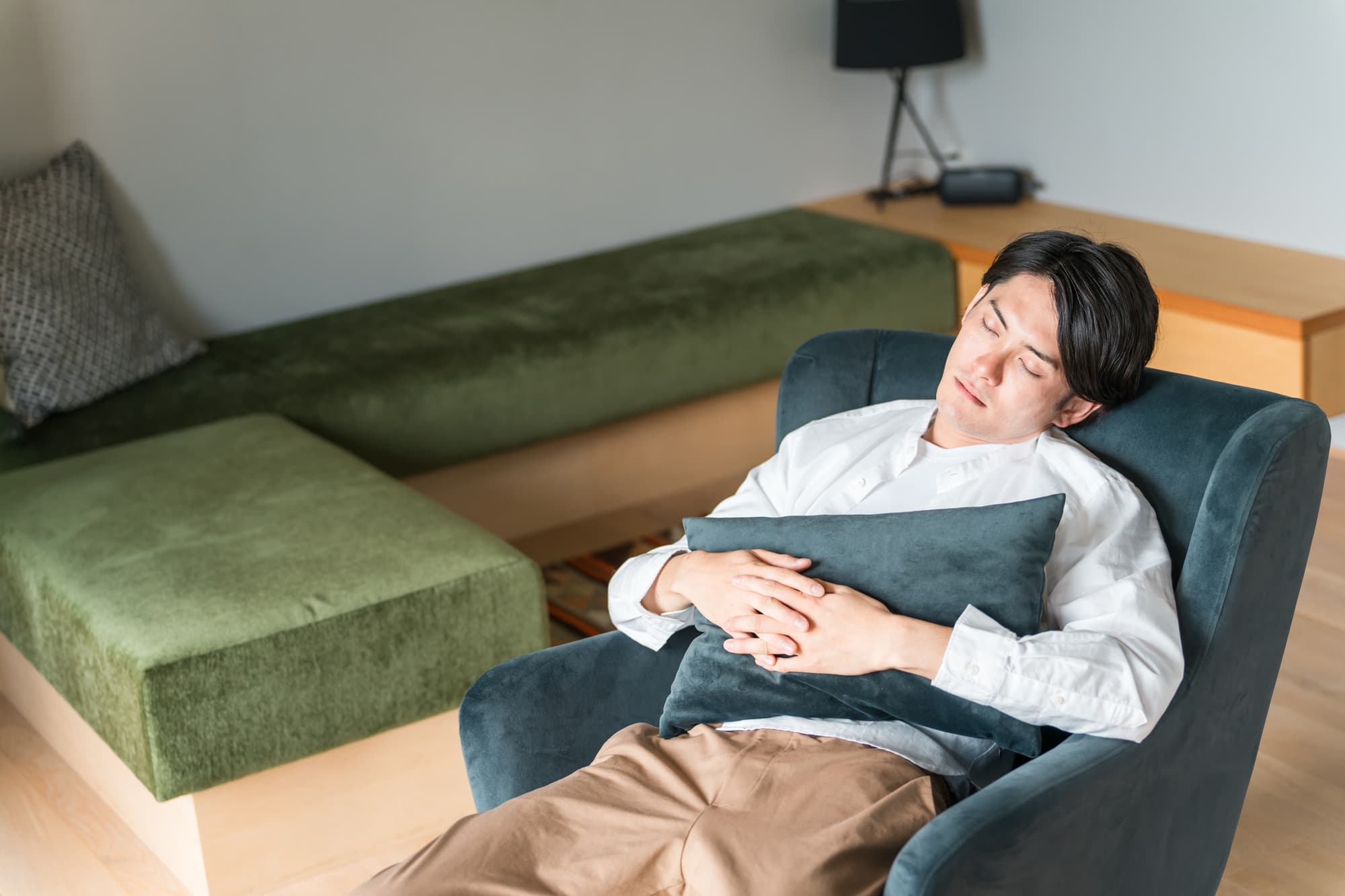 昼寝をする男性