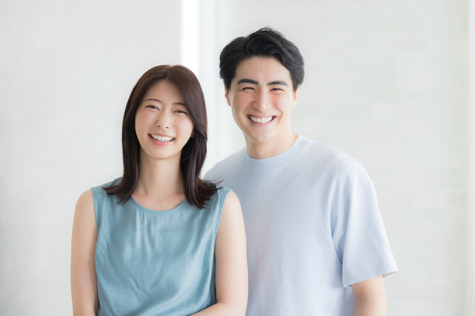 笑顔の若い男女