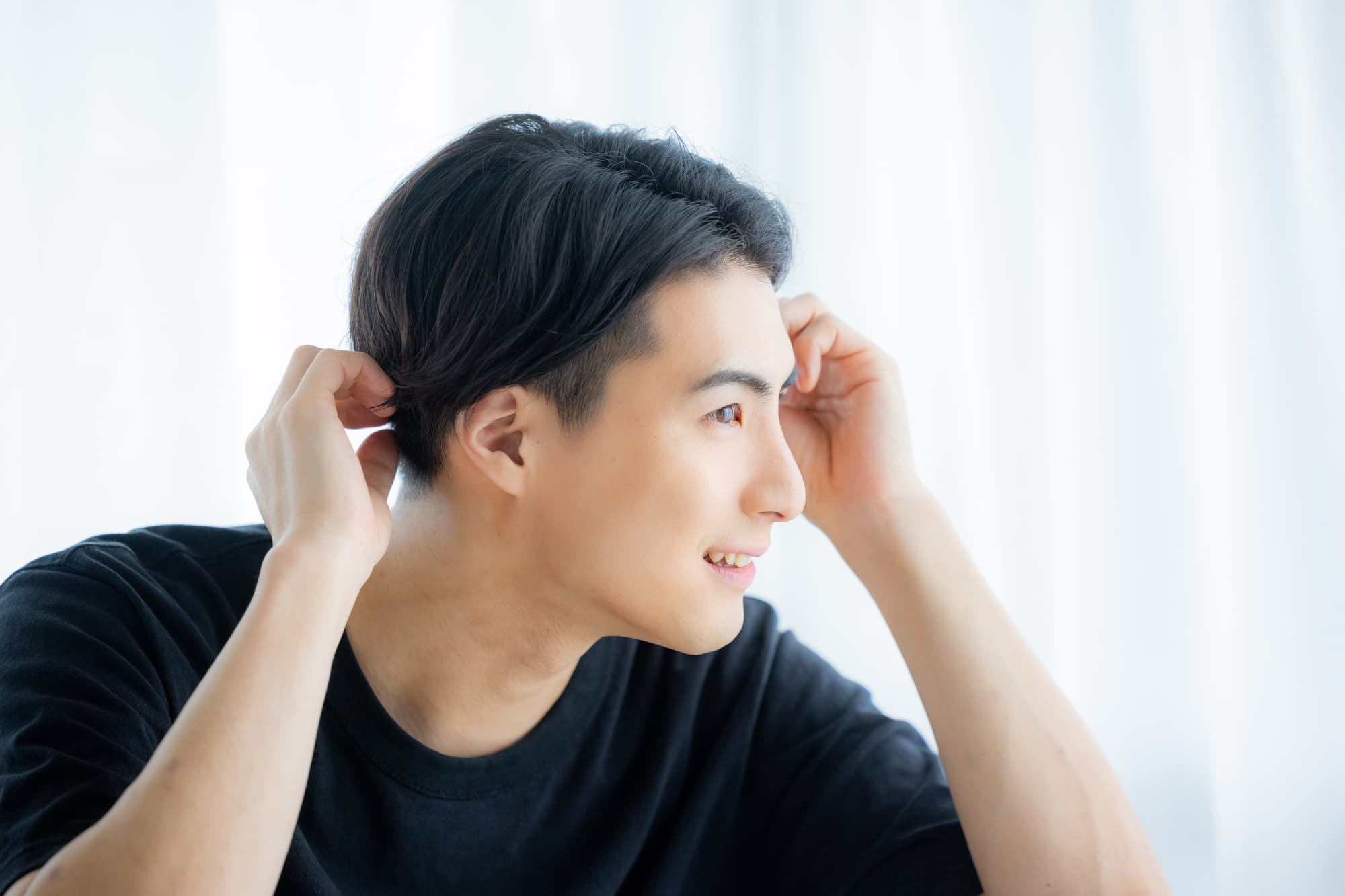 身だしなみを整える男性