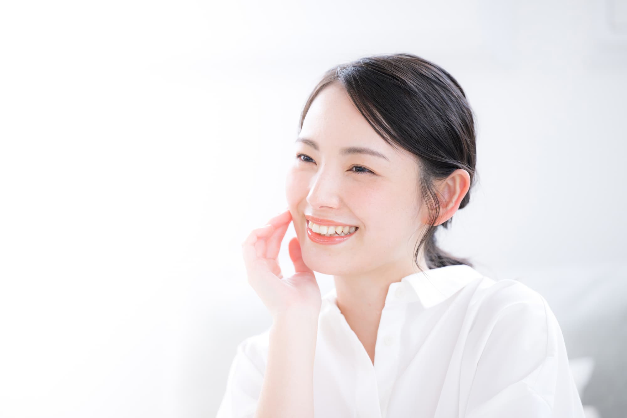 優しく微笑む女性