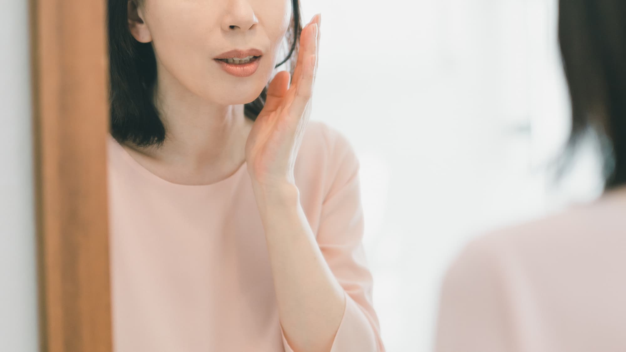 鏡で顔を確認する様子