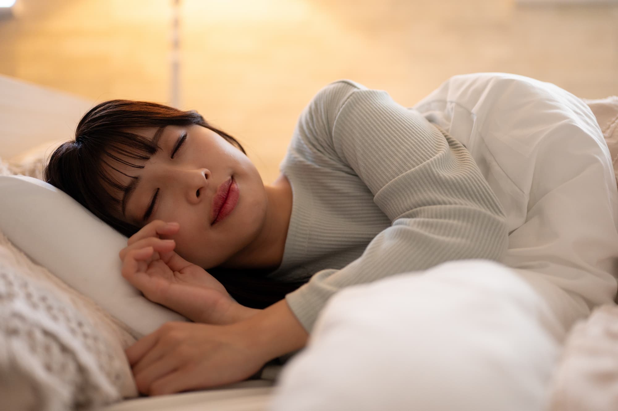 ぐっすり寝むる女性