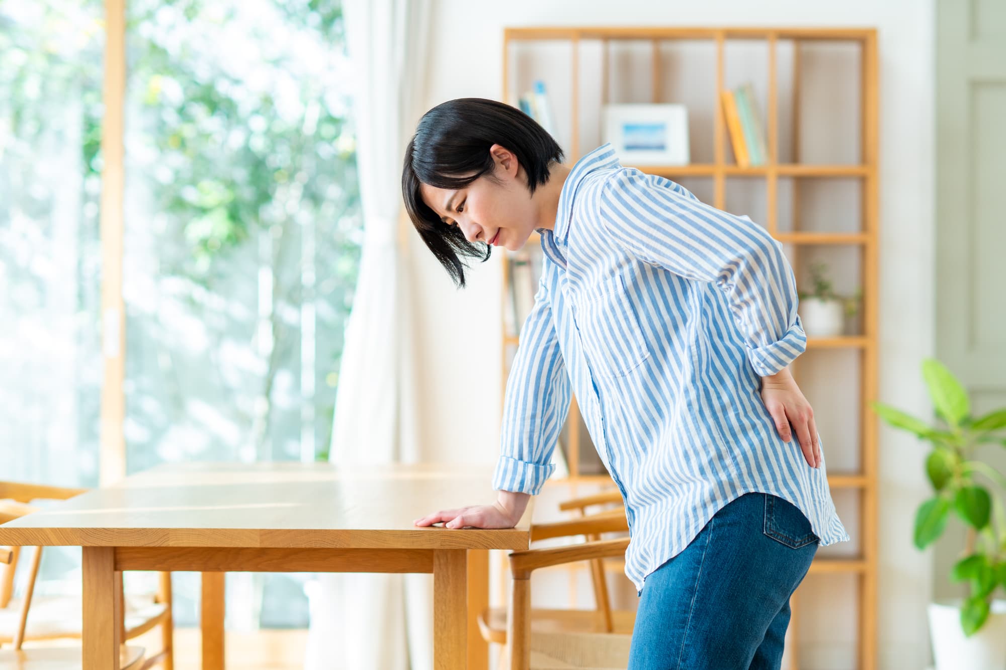 腰痛を感じる女性