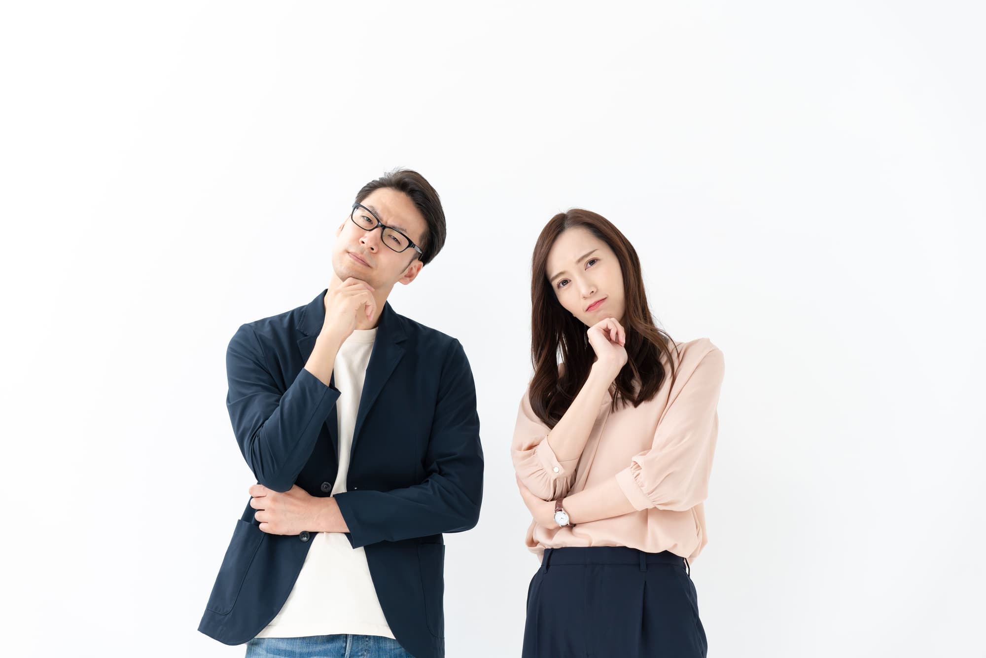 なぜ表情が硬くなるのか考える男女