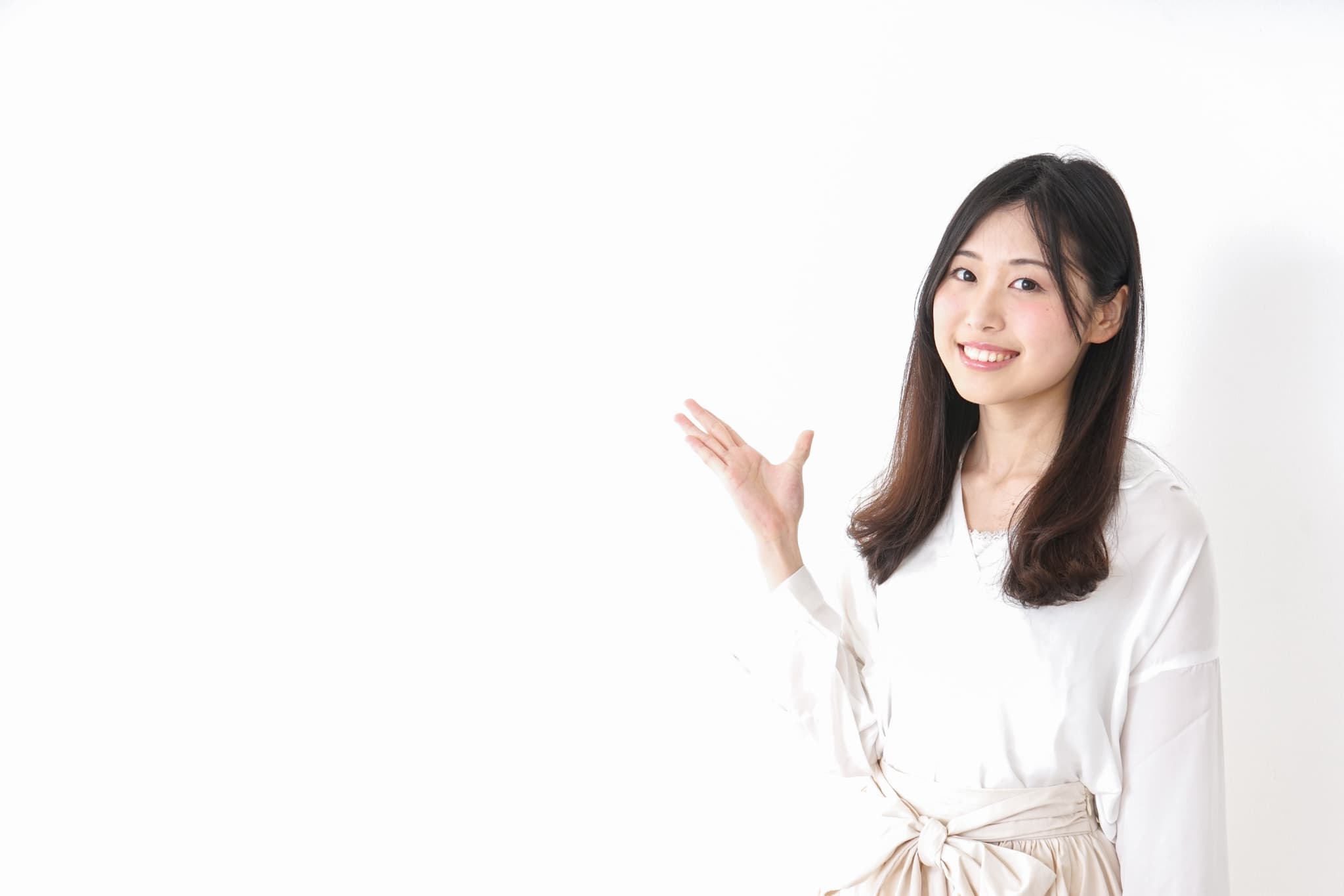 説明する女性