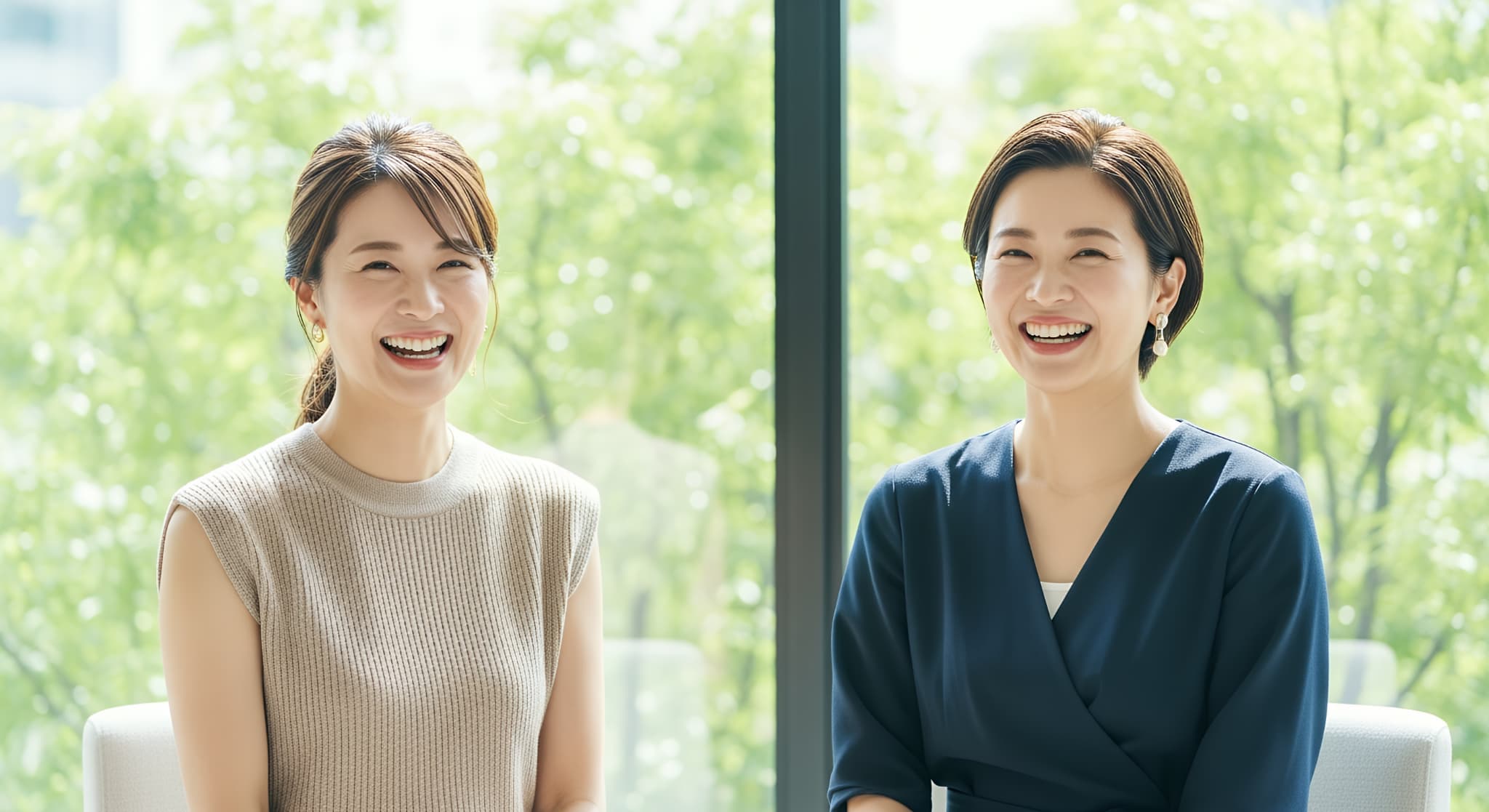 笑顔を見せる2人の女性
