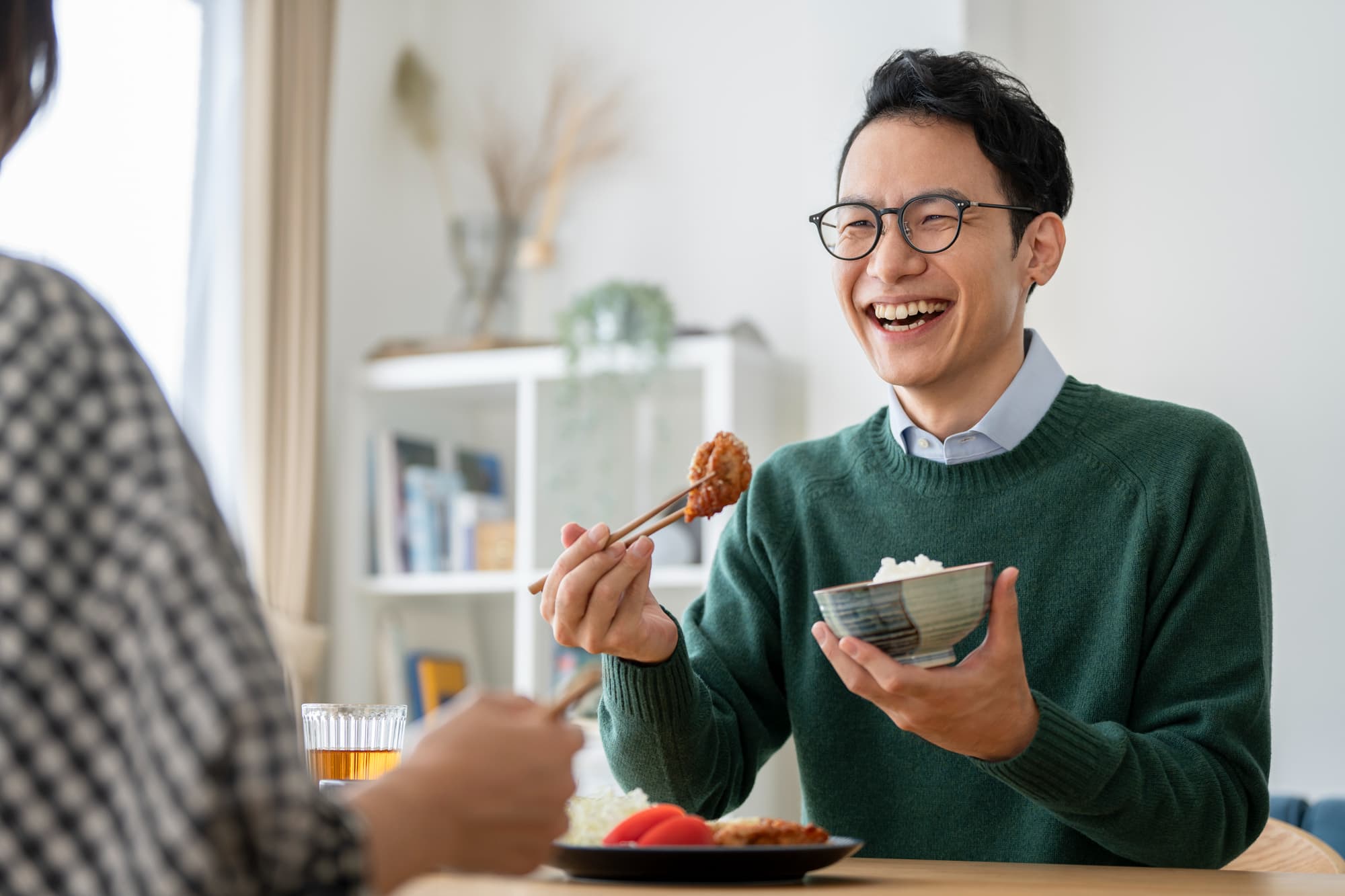 楽しく食事をする男性